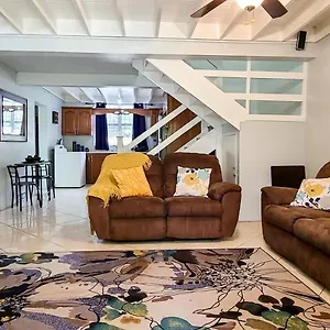  Apartment Cheerful 2 - Bedroom Townhouse With Free Parking In New